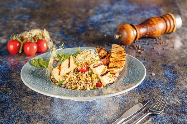 Izgara Tavuk Tahıllı Salata